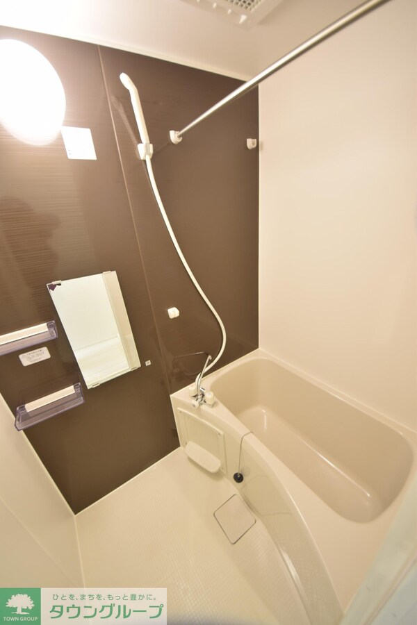 バス／シャワールーム等(※１階同タイプ間取り　２階は建具等の色合いが違います)