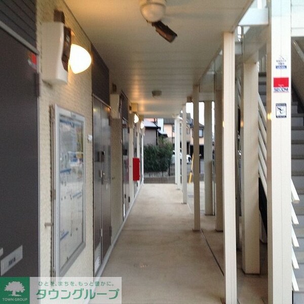 エントランス(防犯カメラ完備)