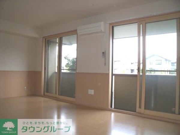 リビング・居室(広々として明るいLDK１２．５帖)