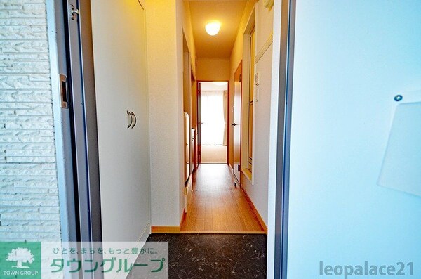 玄関(同タイプの物件写真を使用しております。)