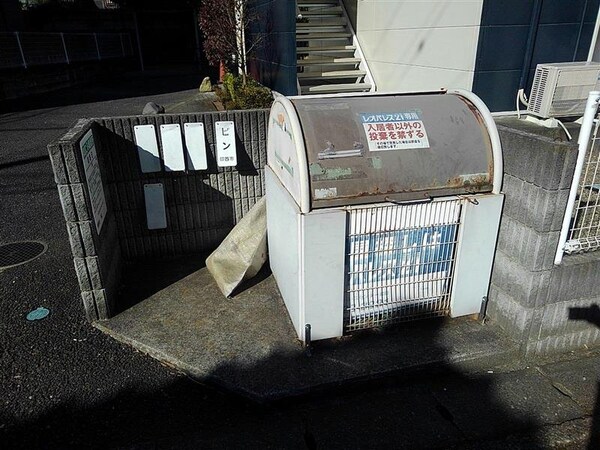 エントランス(ゴミ置き場)
