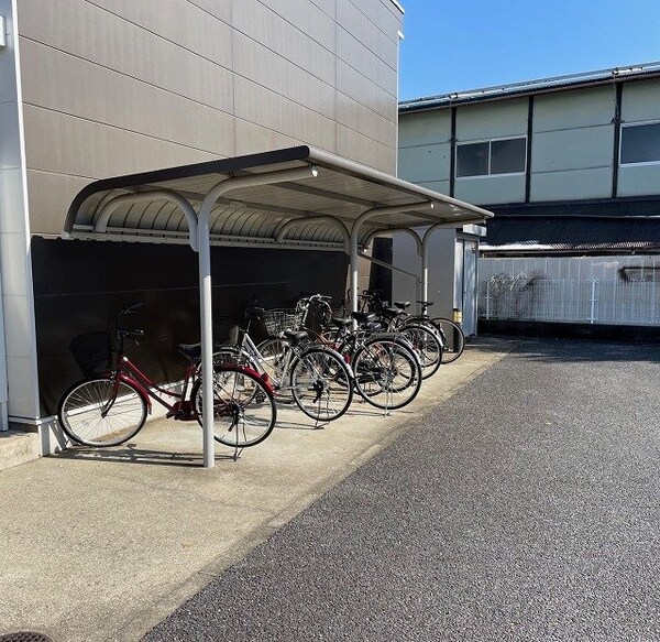 共有部分(屋根付き駐輪場完備)