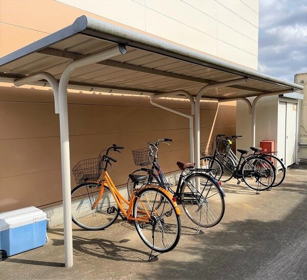 共有部分(屋根付き駐輪場完備)