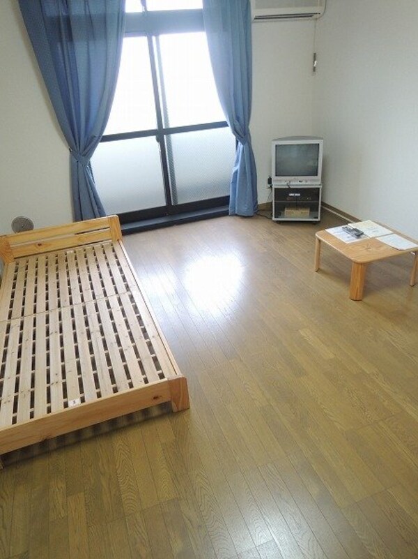 寝室(家具も備え付け)