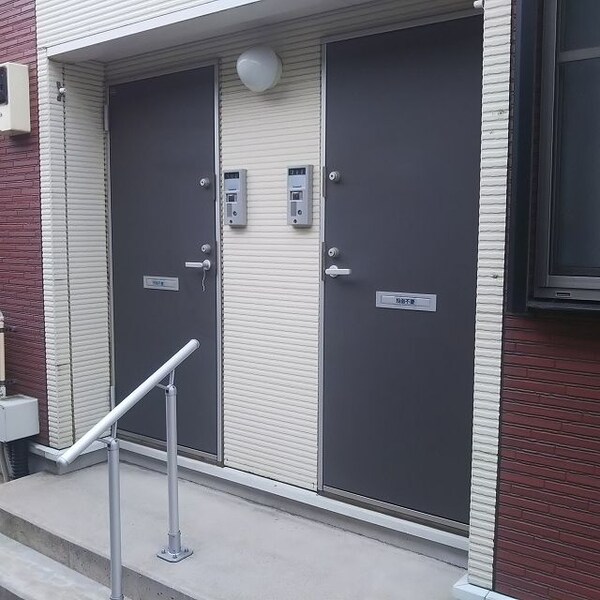 玄関(２階は即階段がございます。)