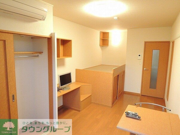 リビング・居室(備え付けのテーブルは折りたたみ可能です)