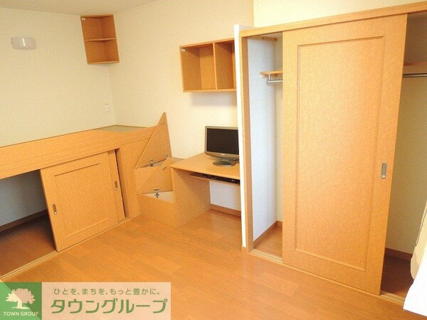 リビング・居室(備え付けのテーブルは折りたたみ可能です)