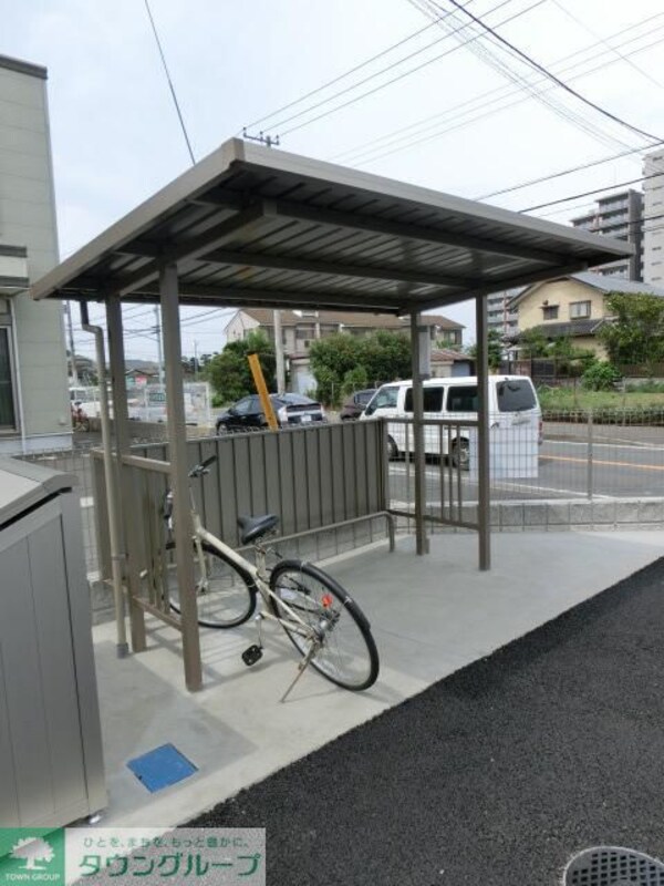 エントランス(敷地内の屋根付き駐輪場)