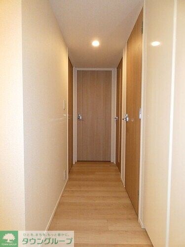 物件内観写真23　(玄関側から見た廊下　内装済)
