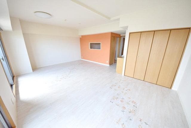 物件内観写真7　(おしゃれなアクセントクロスが綺麗です)