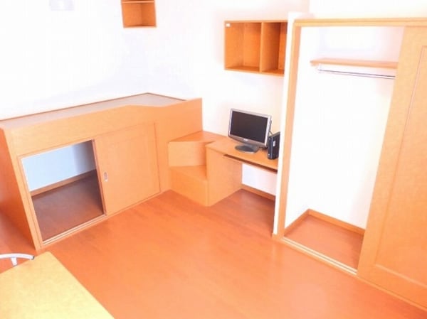 リビング・居室(ハイベッド付き。内部にもお荷物収納頂けます♪)