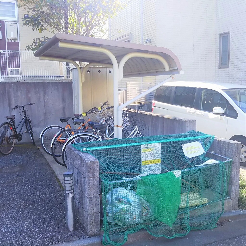 物件内観写真14　(駐輪場完備。ごみ集積場もあります！)