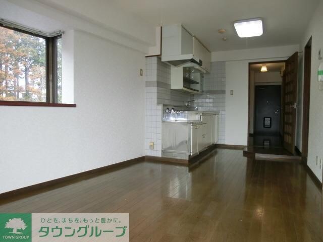 物件内観写真4　(エントランス側から見た居室です)