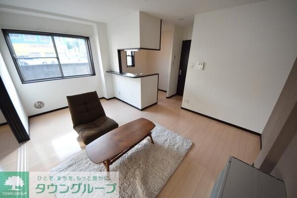 その他室内・内装(明るいリビングでゆったりできますね。)