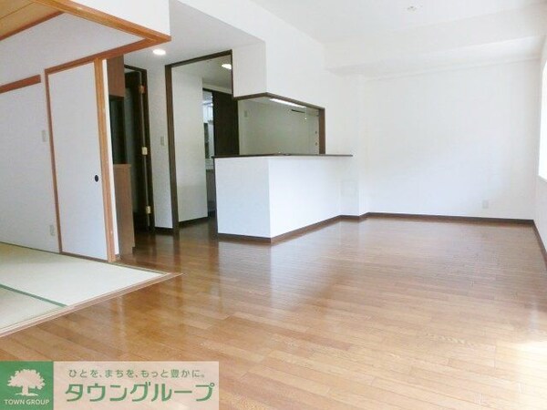 リビング・居室(南向きバルコニー日当たり良好)