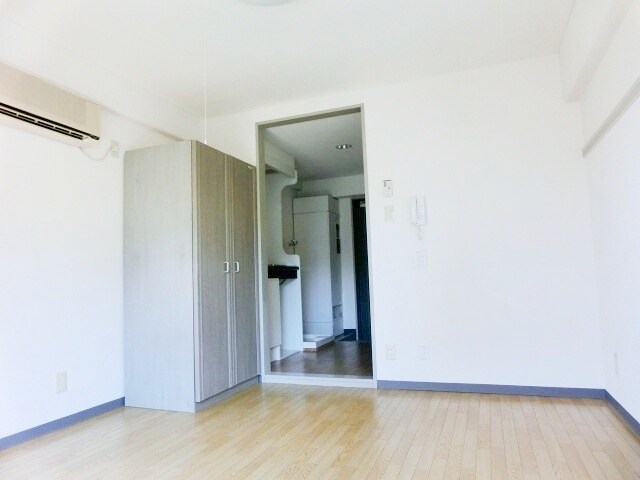 物件内観写真15　(バルコニー側より見た室内)