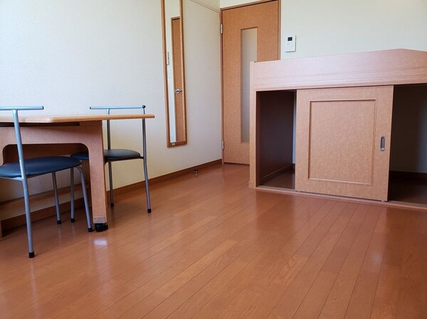 子供部屋(テーブルは折りたたむこともできます)