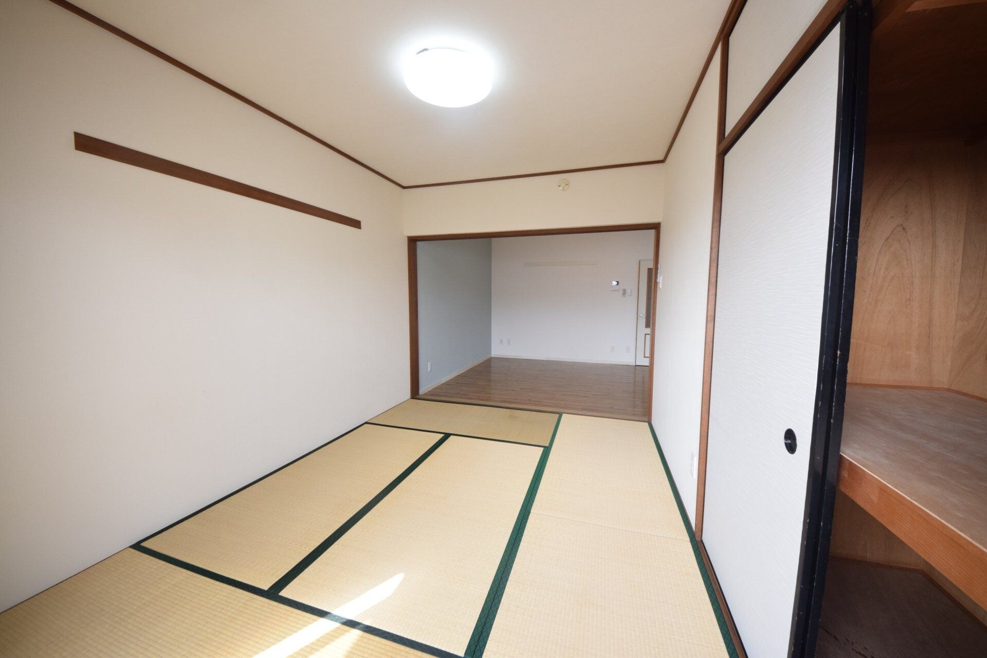 物件内観写真6　(和室もあります)