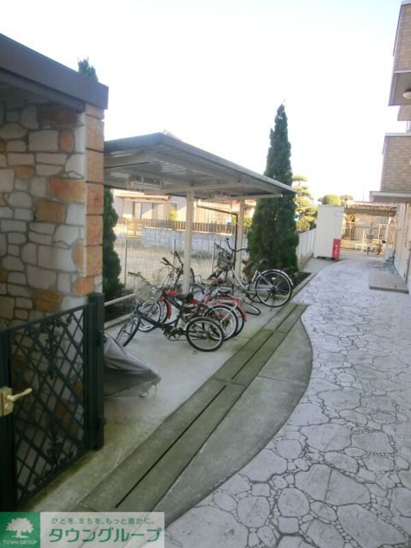 エントランス(屋根付き駐輪場)