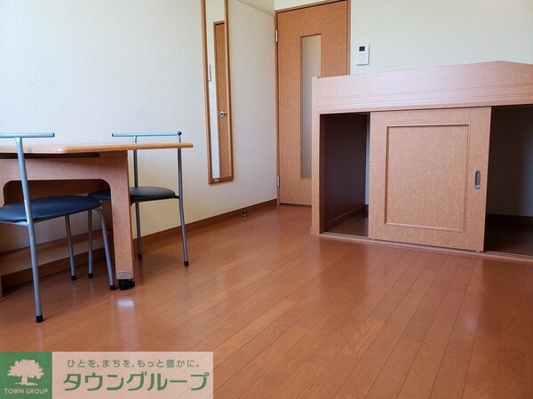 子供部屋(テーブルは折りたたむこともできます)