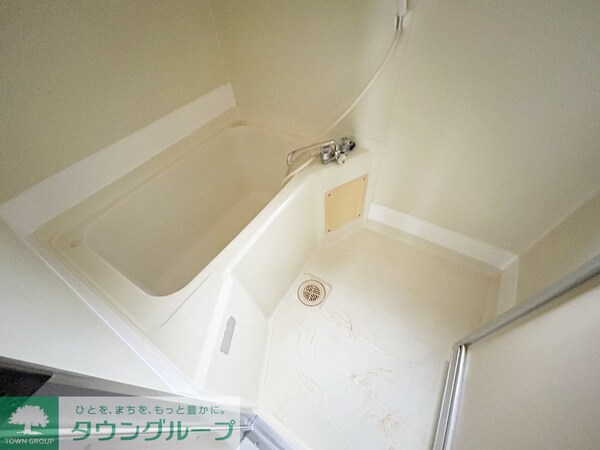 バス／シャワールーム等(換気扇と窓がございます)