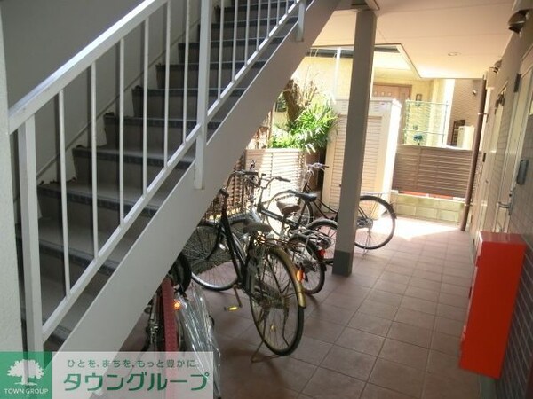 共有部分(自転車置き場は敷地内のスペースを活用)