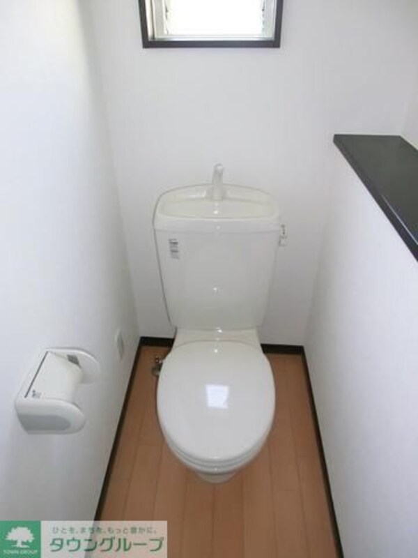トイレ(嬉しい窓付きのトイレです)