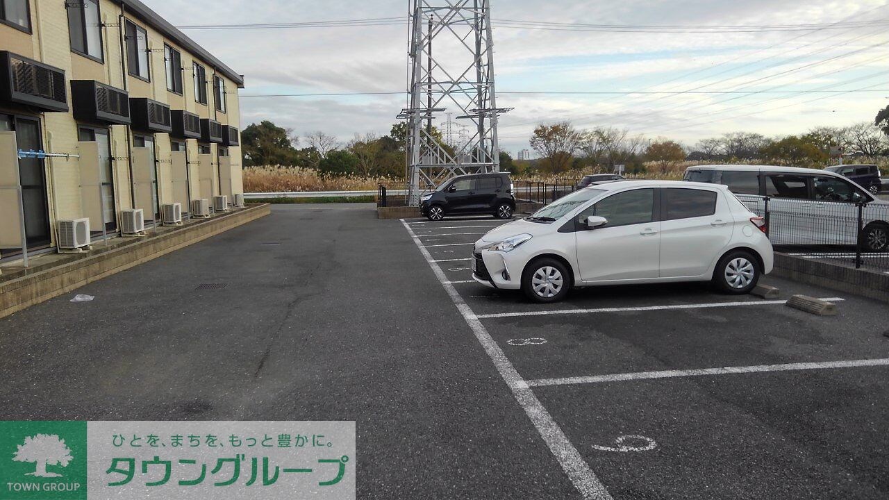 物件内観写真8　(敷地内に駐車場あり)