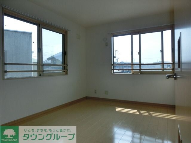 物件内観写真3　(明るく広い洋室です)