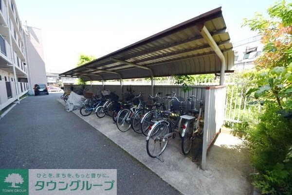 その他(敷地内雨の日でも安心の屋根付き駐輪場)