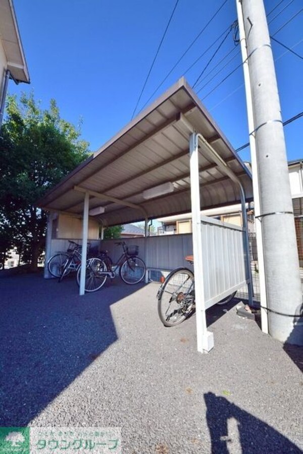設備(屋根つきの駐輪場)