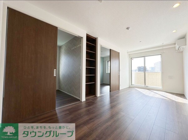 リビング・居室(※同間取り別号室写真（床建具の色が異なる場合有）)