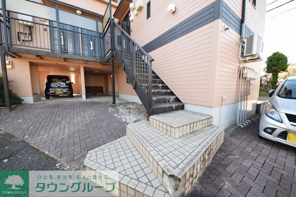 エントランス(駐車場)