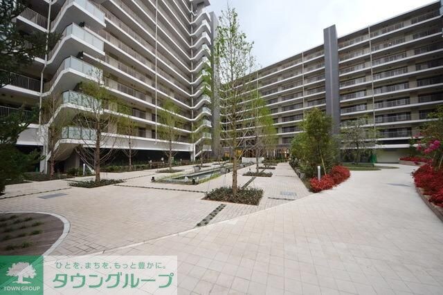 エントランス(～中庭もあるのでお子様も安心！～)