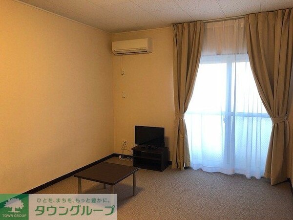 リビング・居室(備品は部屋毎に異なります。１Ｆのみフローリング)