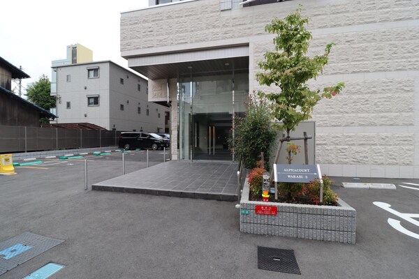 エントランス(駐車場)