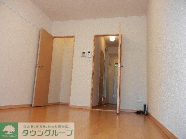 リビング・居室(備品は部屋毎に異なります。１Ｆのみフローリング)