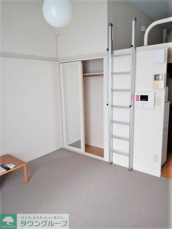 リビング・居室(備品は部屋ごとに異なります。１Ｆはフローリング。)