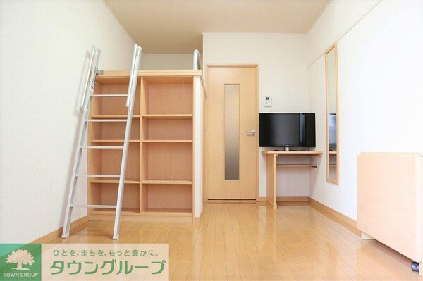 リビング・居室(備品は部屋毎に異なります。１Ｆのみフローリング)