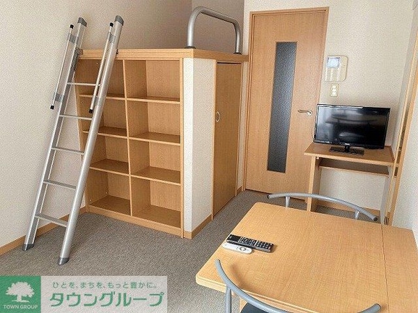 リビング・居室(備品は部屋毎に異なります。１Ｆのみフローリング)
