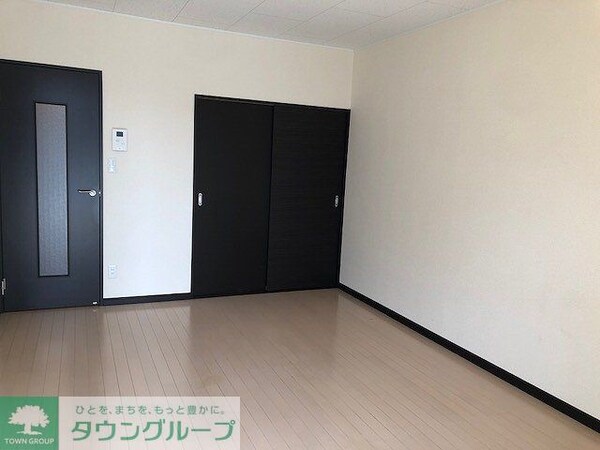 リビング・居室(備品は部屋毎に異なります。１Ｆのみフローリング)