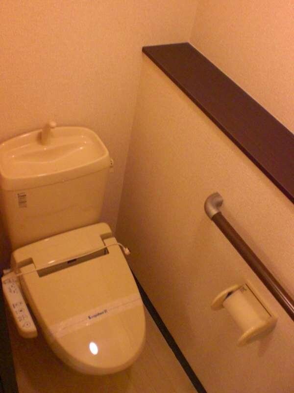 トイレ(トイレは温水洗浄便座付です。)