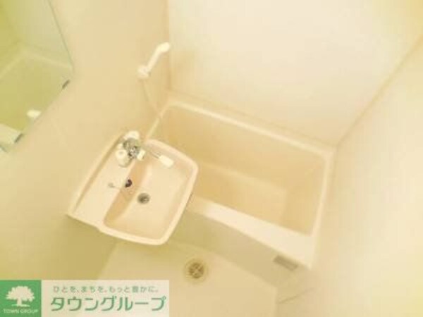 バス／シャワールーム等(白を基調とした清潔感のある浴室です。)