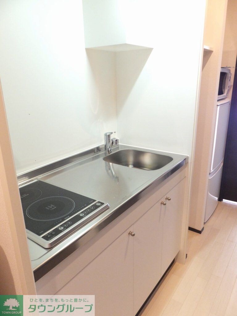 物件内観写真2　(収納や調理スペースを広く確保しています。)