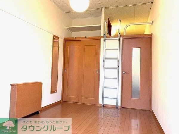 リビング・居室(備品は部屋ごとになります。１Ｆはフローリングのみ。)