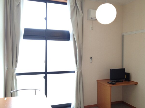 リビング・居室(ナチュラルな木目と白を基調とした室内)