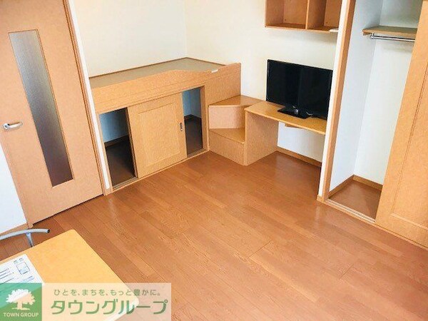 リビング・居室(同タイプ（反転）写真の為、現況優先。)