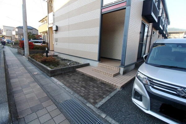 エントランス(駐車場)