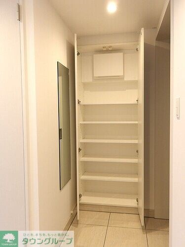 玄関(下駄箱※同タイプ別部屋2025.11新築未入居時撮影)