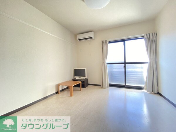 リビング・居室(白基調の落ち着いた室内)